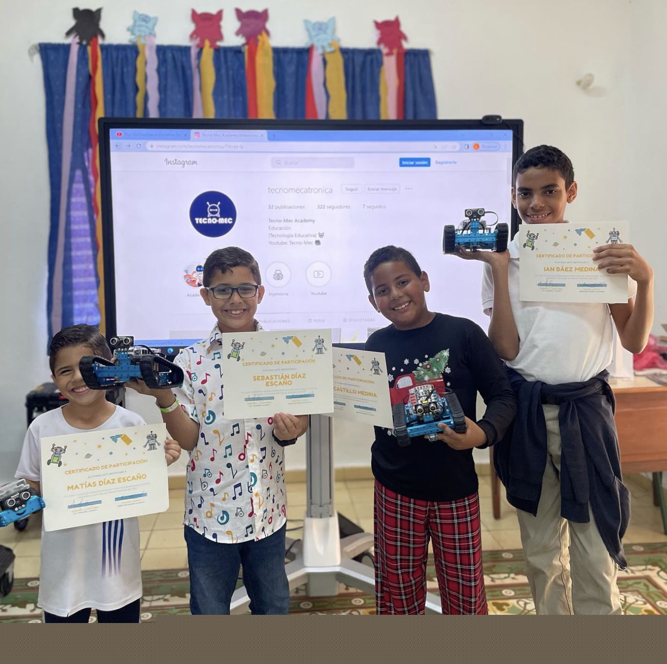 Estudiantes recibiendo certificados