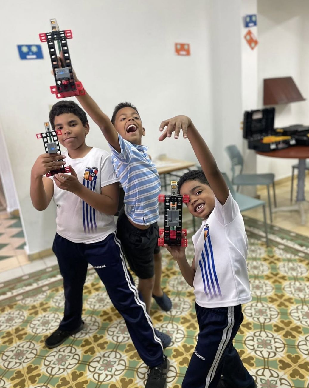 Estudiantes celebrando con sus robots