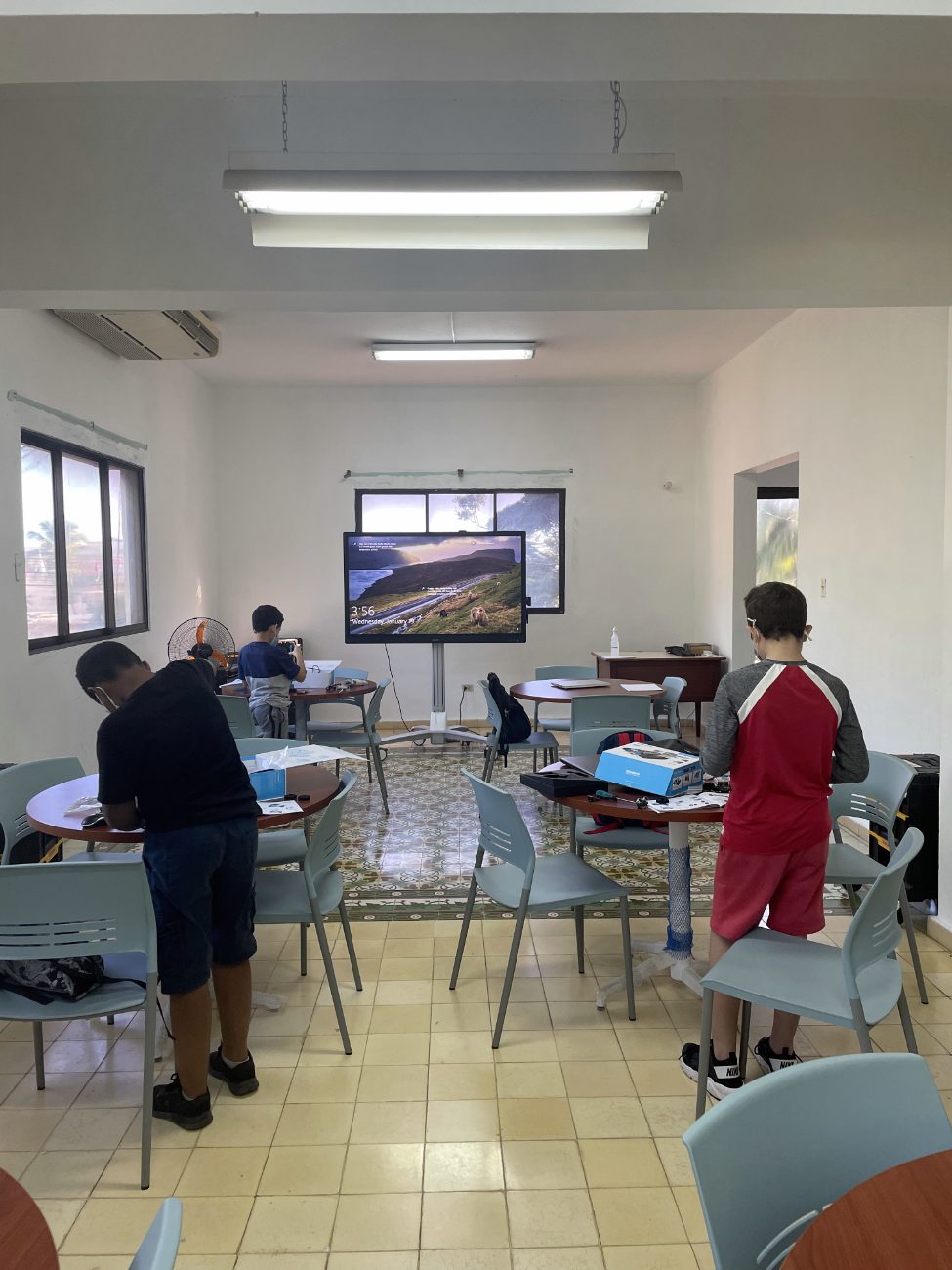 Estudiantes trabajando en sus proyectos durante la sesión del sábado